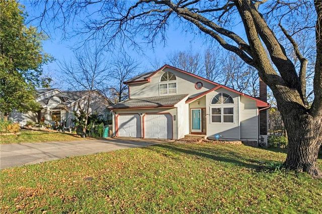 522 Forestglen Lane, Lansing, KS 66043