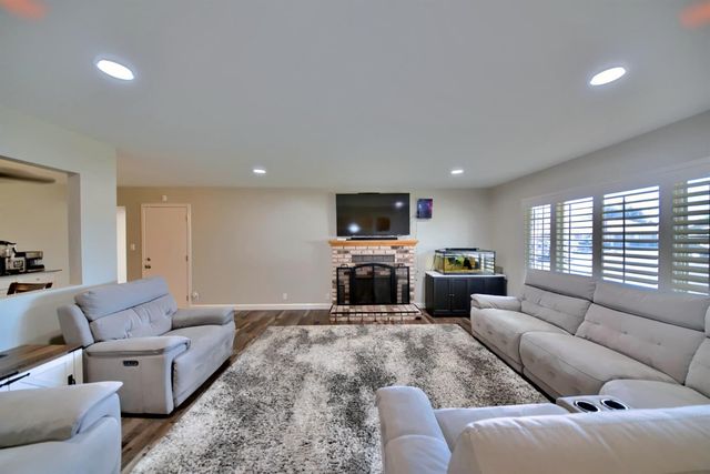 403 Curtwood Ct, Manteca, CA 95336