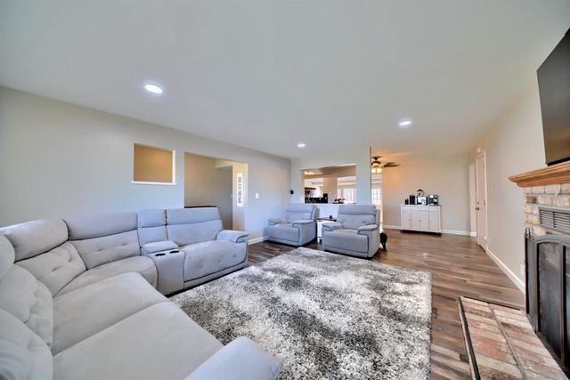 403 Curtwood Ct, Manteca, CA 95336