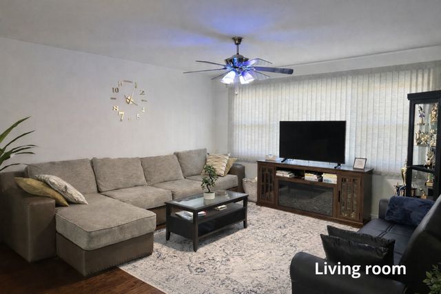 8300 CHRISTIANA Avenue 2E, Skokie, IL 60076