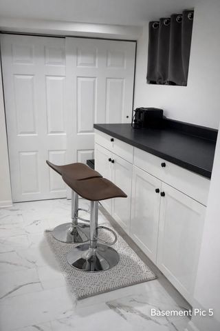 8300 CHRISTIANA Avenue 2E, Skokie, IL 60076