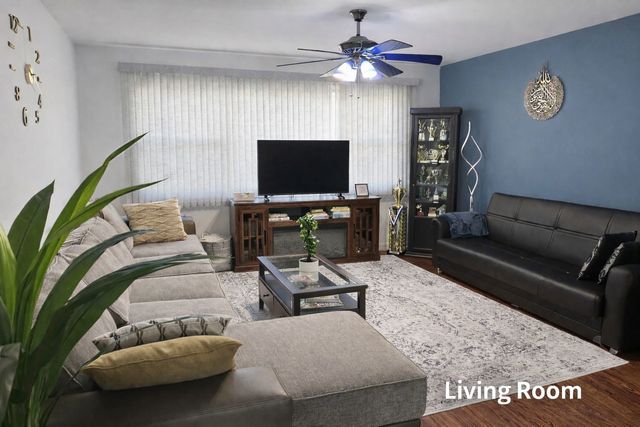 8300 CHRISTIANA Avenue 2E, Skokie, IL 60076