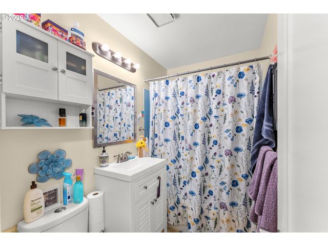 1565 Ne TODD St, Roseburg, OR 97470