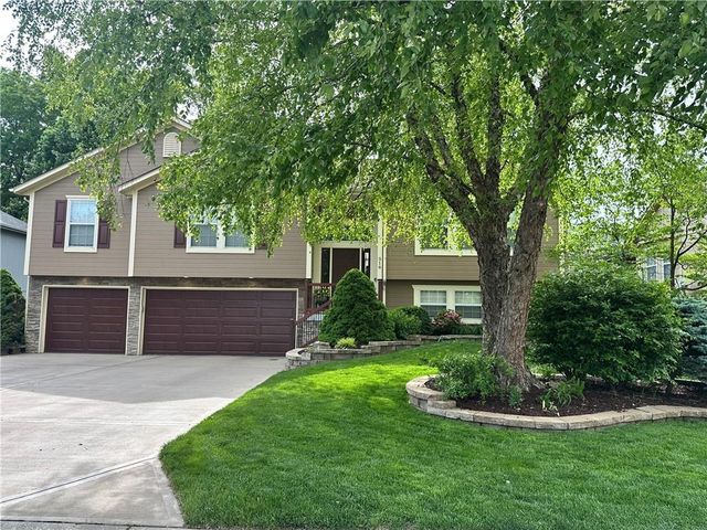 516 NE Topaz Drive, Lee's Summit, MO 64086