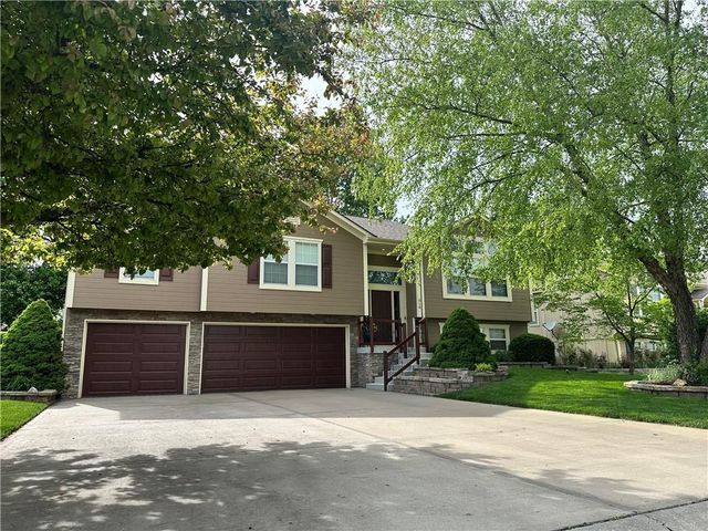 516 NE Topaz Drive, Lee's Summit, MO 64086