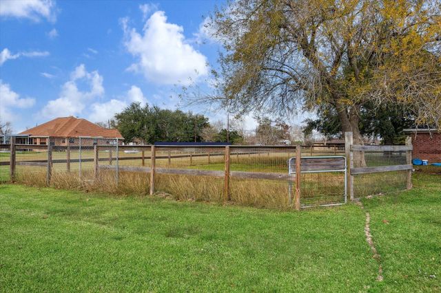 7602 Highland Road, Santa Fe, TX 77517