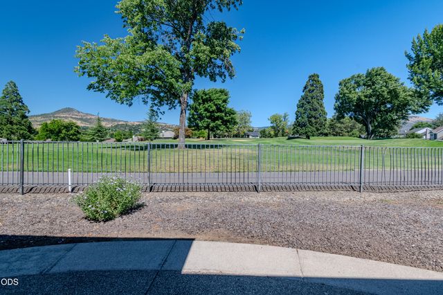 401 Golf View Drive, Medford, OR 97504