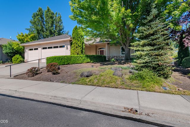 401 Golf View Drive, Medford, OR 97504