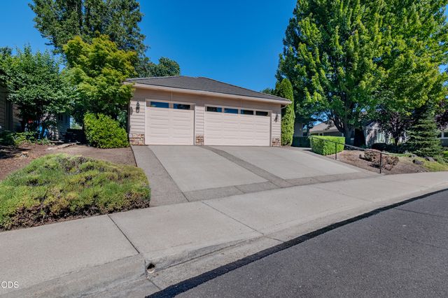 401 Golf View Drive, Medford, OR 97504