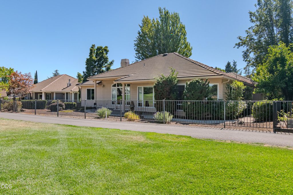 401 Golf View Drive, Medford, OR 97504