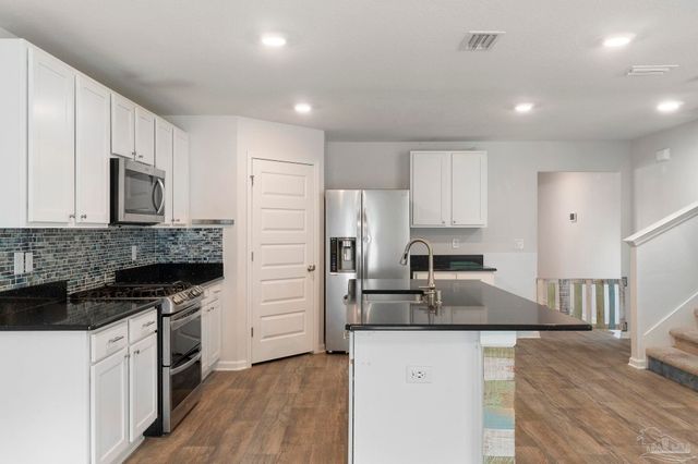 10609 Queens Gate Cir, Pensacola, FL 32506