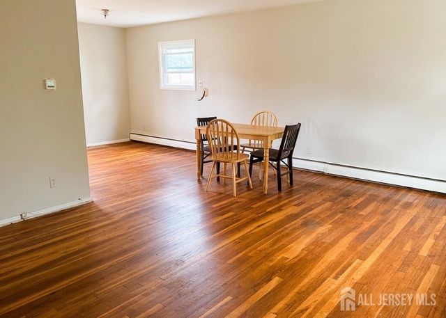 8 Finley Road, Edison, NJ 08817