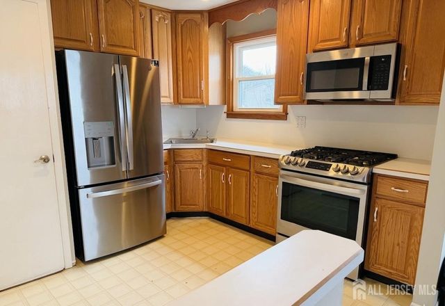 8 Finley Road, Edison, NJ 08817