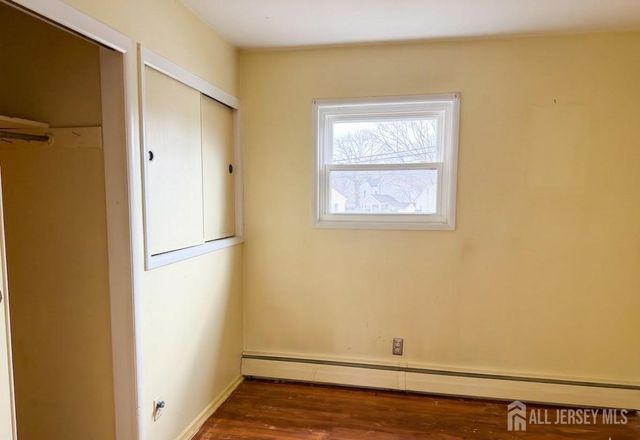 8 Finley Road, Edison, NJ 08817