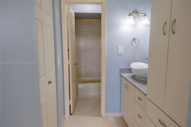 10000 NW 9th St Cir 21, Miami, FL 33172