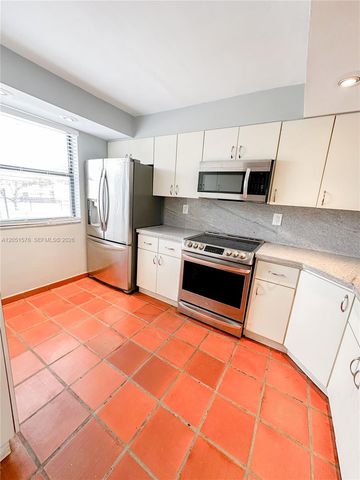 10000 NW 9th St Cir 21, Miami, FL 33172
