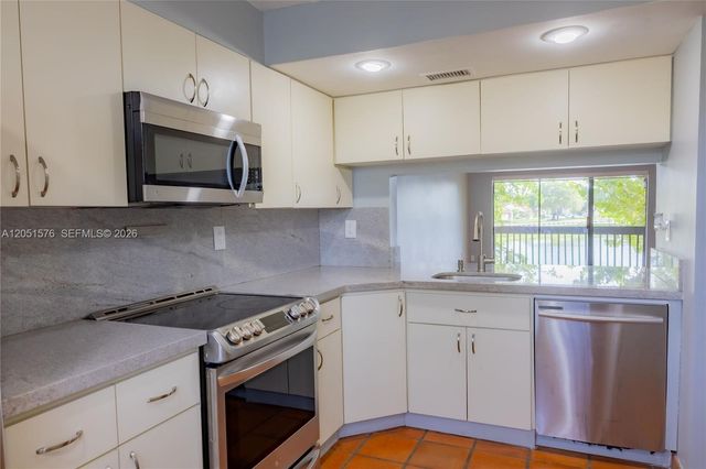 10000 NW 9th St Cir 21, Miami, FL 33172