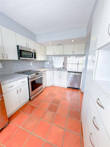 10000 NW 9th St Cir 21, Miami, FL 33172