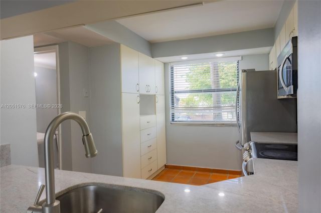 10000 NW 9th St Cir 21, Miami, FL 33172