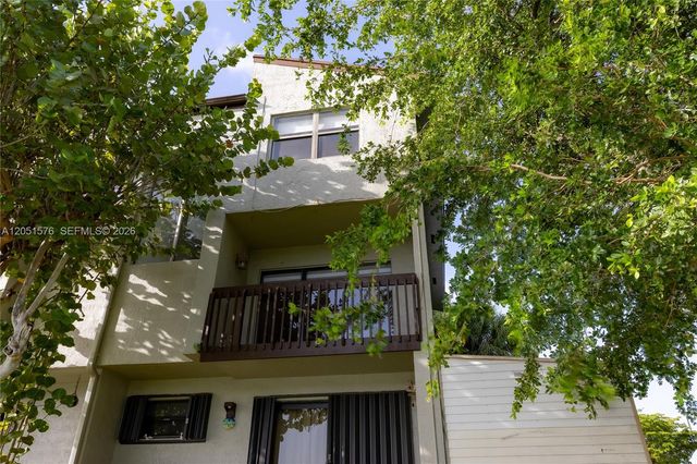 10000 NW 9th St Cir 21, Miami, FL 33172
