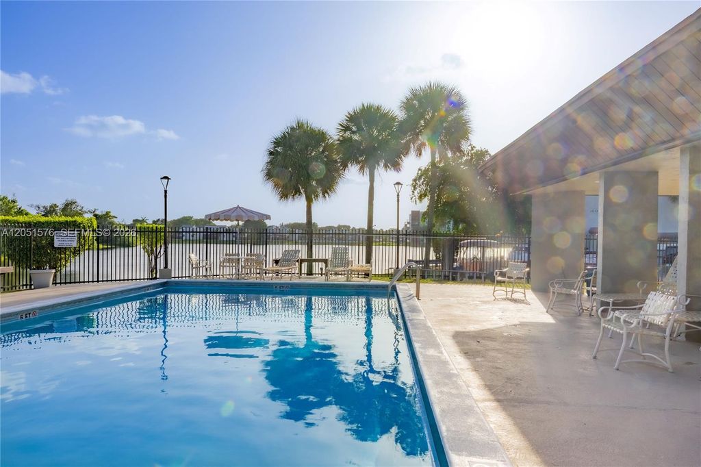 10000 NW 9th St Cir 21, Miami, FL 33172