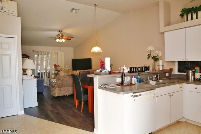 1809 SW Santa Barbara PL, Cape Coral, FL 33991