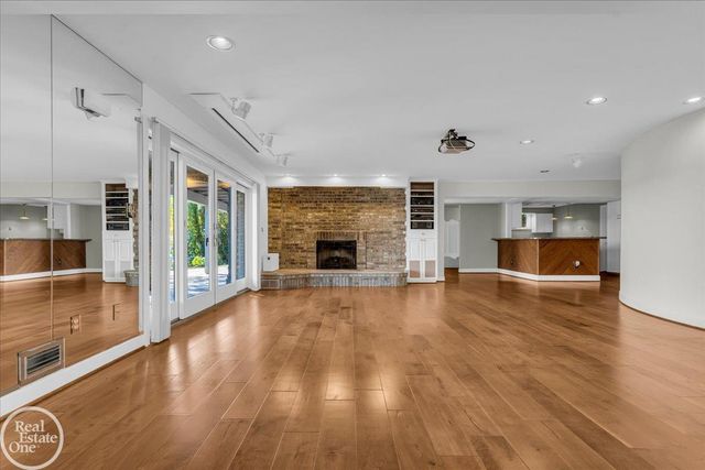 770 N Riverside Street, St Clair, MI 48079