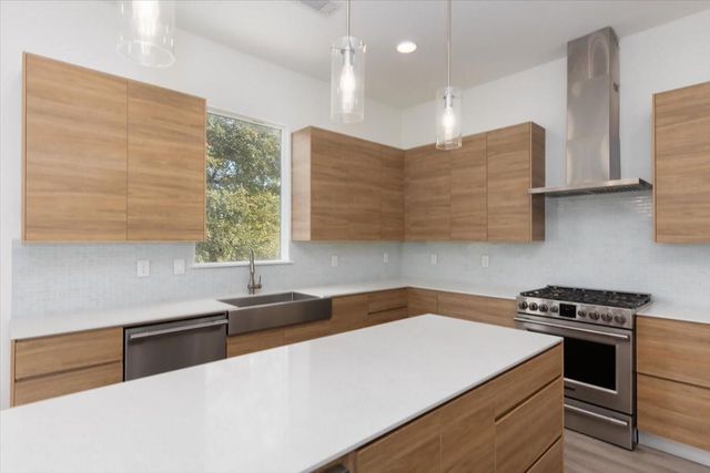 645 W 16th Street, Houston, TX 77008