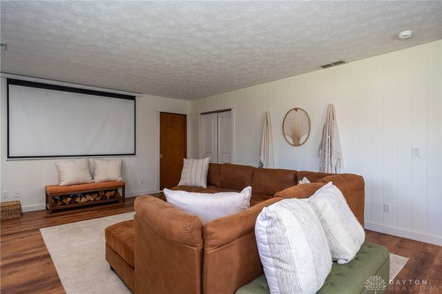 2550 Chess Wood Point, Dayton, OH 45458