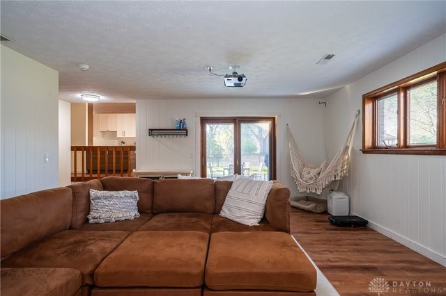 2550 Chess Wood Point, Dayton, OH 45458