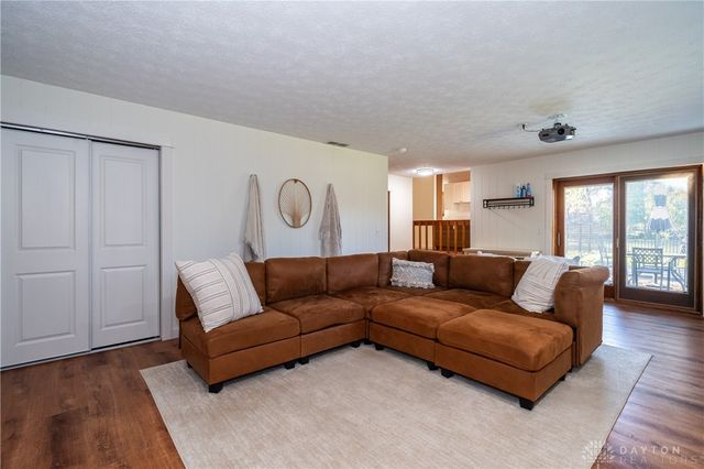 2550 Chess Wood Point, Dayton, OH 45458