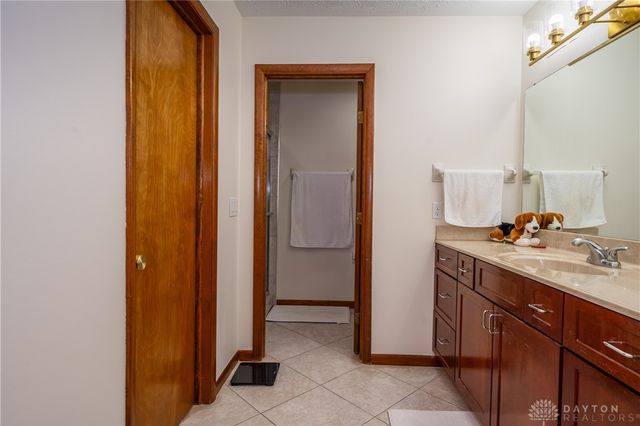 2550 Chess Wood Point, Dayton, OH 45458