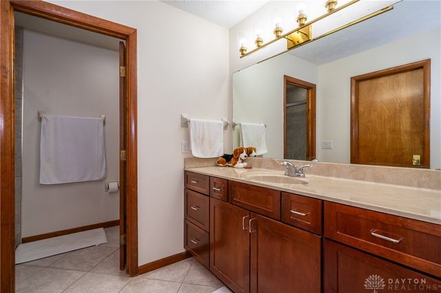 2550 Chess Wood Point, Dayton, OH 45458