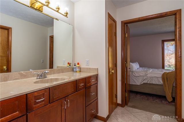 2550 Chess Wood Point, Dayton, OH 45458