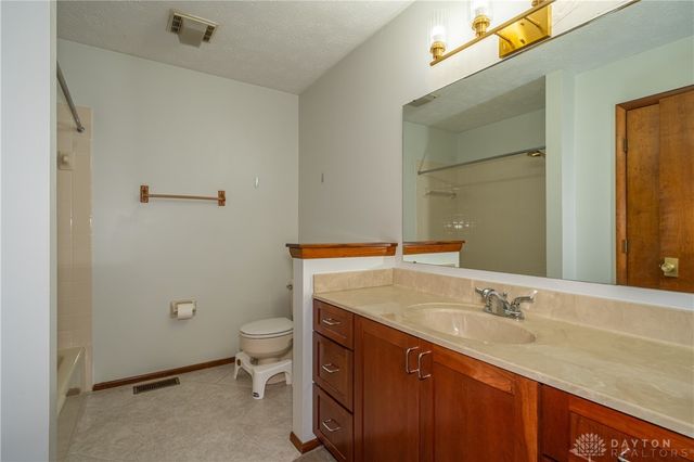 2550 Chess Wood Point, Dayton, OH 45458