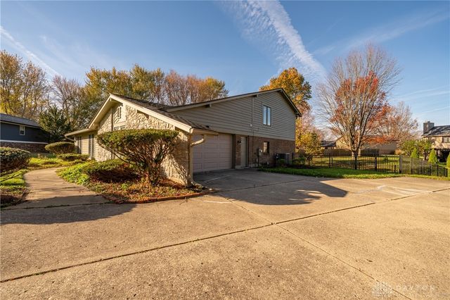 2550 Chess Wood Point, Dayton, OH 45458