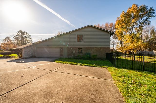 2550 Chess Wood Point, Dayton, OH 45458