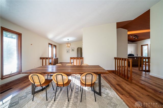 2550 Chess Wood Point, Dayton, OH 45458