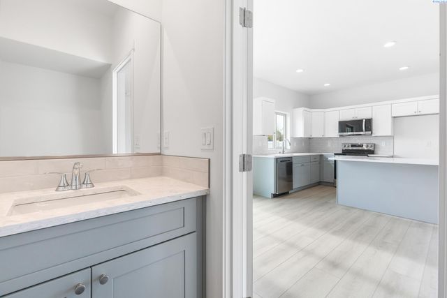 7487 Grapevine Ct, West Richland, WA 99353