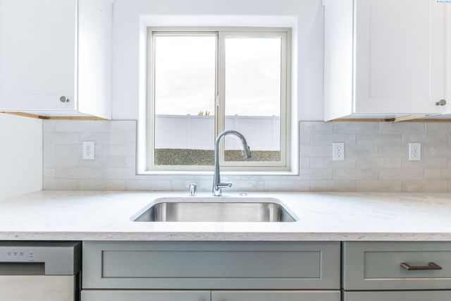 7487 Grapevine Ct, West Richland, WA 99353