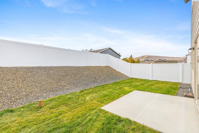 7487 Grapevine Ct, West Richland, WA 99353