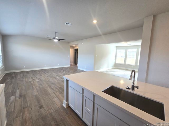 810 Shatterhand Blvd., San Antonio, TX 78260