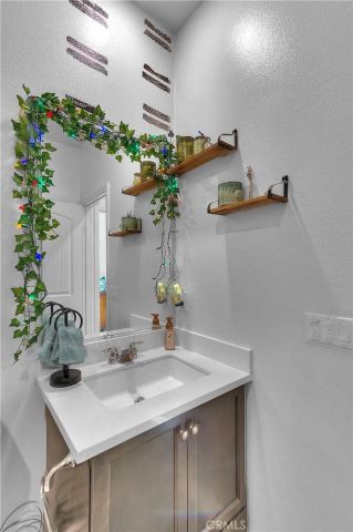 1016 Hazel Ct, Calimesa, CA 92320