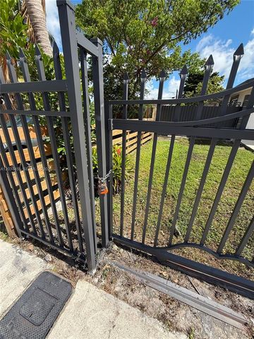 5609 SW 37th Street, West Park, FL 33023