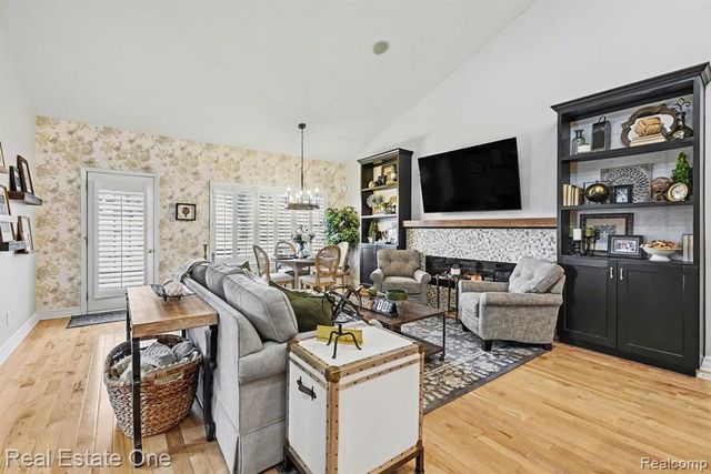 686 W Bluff Court 23, Rochester Hills, MI 48307