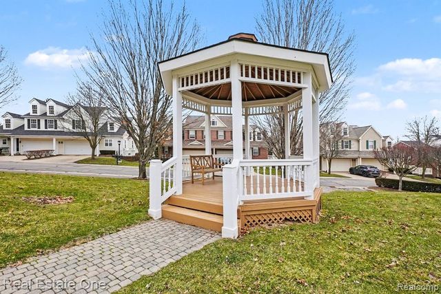 686 W Bluff Court 23, Rochester Hills, MI 48307