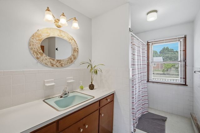 37 Woodcrest Ct, Chicopee, MA 01020