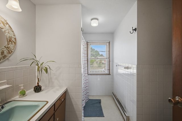 37 Woodcrest Ct, Chicopee, MA 01020