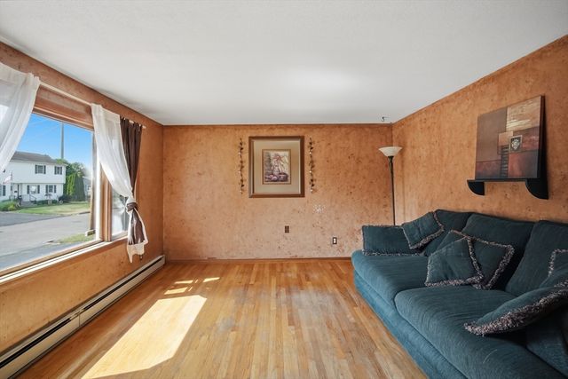 37 Woodcrest Ct, Chicopee, MA 01020