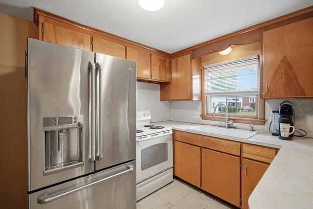 37 Woodcrest Ct, Chicopee, MA 01020